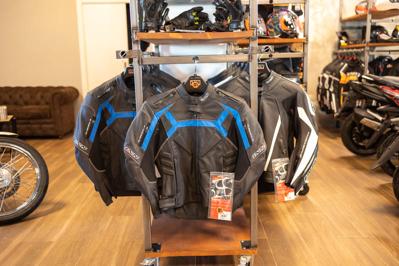 Monster Bike tienda ropa y equipacion hombre mujer en boutique motera